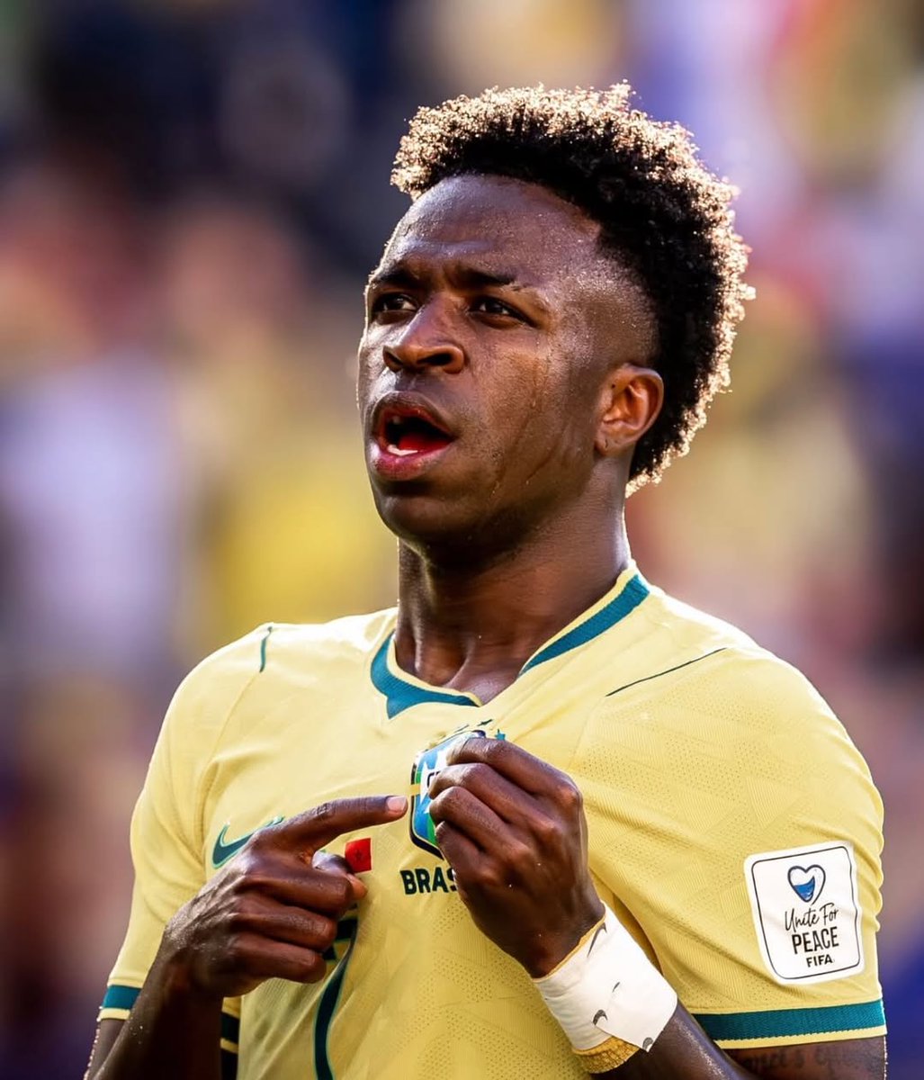 ruanrlx's tweet photo. O MELHOR JOGADOR DESSA COPA DO MUNDO.

"Ah que não sei o que Messi. Ah que não sei o que mbappe"

O craque da copa se chama Vinícius Júnior.

6 gols do Brasil na edição, 6 participações dele. Pode me chamar de clubista, FODA-SE. Ninguém tá jogando mais do que ele! https://t.co/dZVAUuiGA9