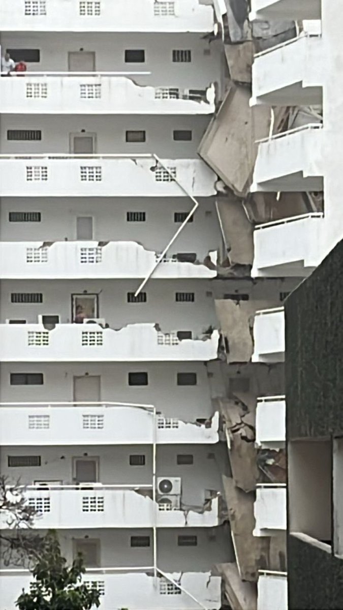 Orillo_mov's tweet photo. En estos momentos terremoto La llanada estado Vargas, Si no m equivoco es el edf Mirador del caribe. Dios Bendiga a Venezuela 😭😭😭🙏🏼 https://t.co/cjxzvMrmlX