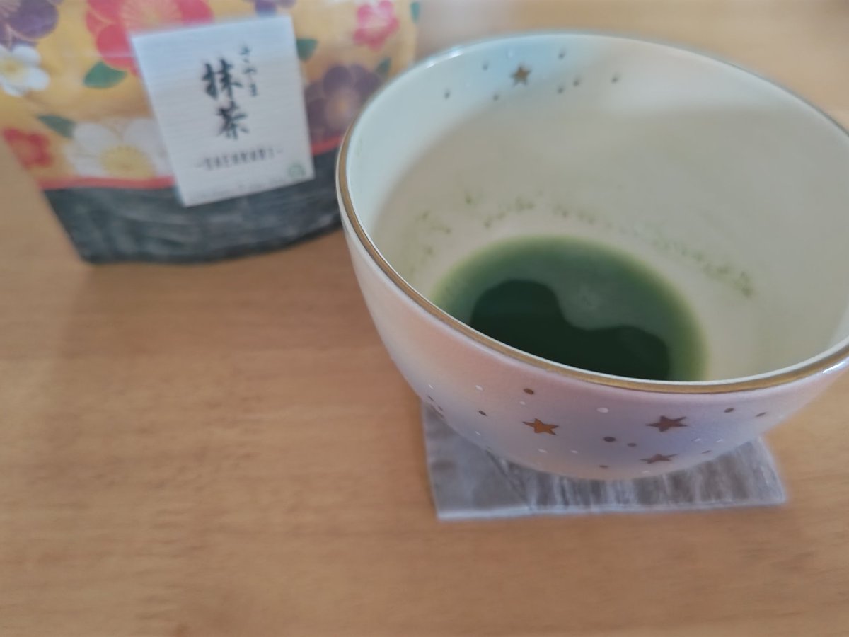 OntoPoetry's tweet photo. 【今朝のお茶】

さやま抹茶 野村園　　
京焼・清水焼　抹茶碗　明星　宝泉

点てるの、なんとなく
コツがつかめてきた気がする

あともう少し

お茶や道具をつくるひと
運ぶひと、売るひと…

おおくのかたのおかげで
自分を見つめる時間をもてる

ありがたい

御身大切によい日を

@nomuraen https://t.co/SuwF1m57yI