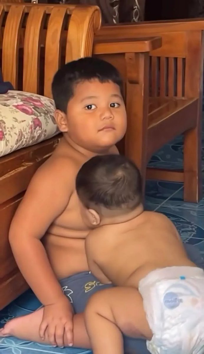 txtharihariWNI's tweet photo. nemu lagi video viral. Mak tolong bikin susunya jangan ditelat-telatin🥲

sc:threadssrs_dsh https://t.co/w5BEujTlHI
