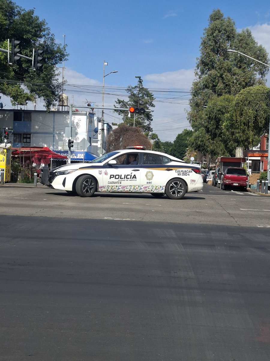 cansecorodal's tweet photo. Y como se puede observar en las fotografías del día de hoy a las 4 con 20, el policía auxiliar a quien pretenden darle la facultad d sancionar situaciones viales, sin darles previamente educación vial. Nos pone el claro ejemplo d como no se debe transitar en esta interminableCDMX https://t.co/XR6axCzs2J