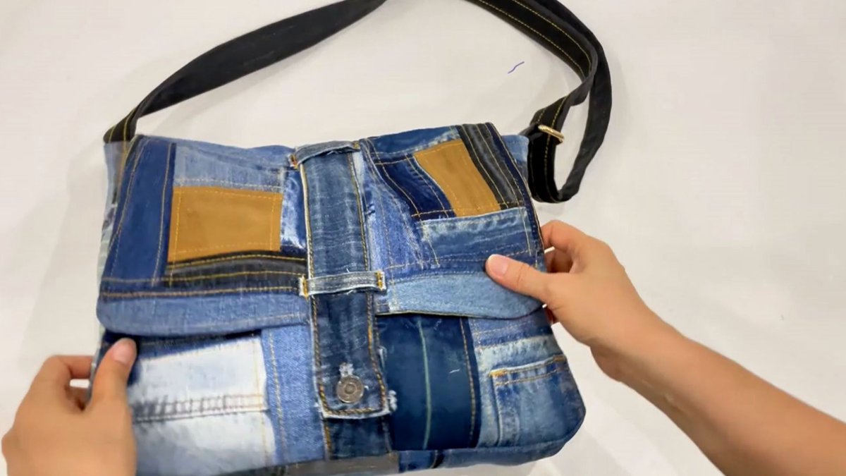 Ainura26502160's tweet photo. Turn old denim jeans into a stylish shoulder bag—no sewing needed! Just cut, fold, and add a couple of buckles. https://t.co/uKhhMjASuX