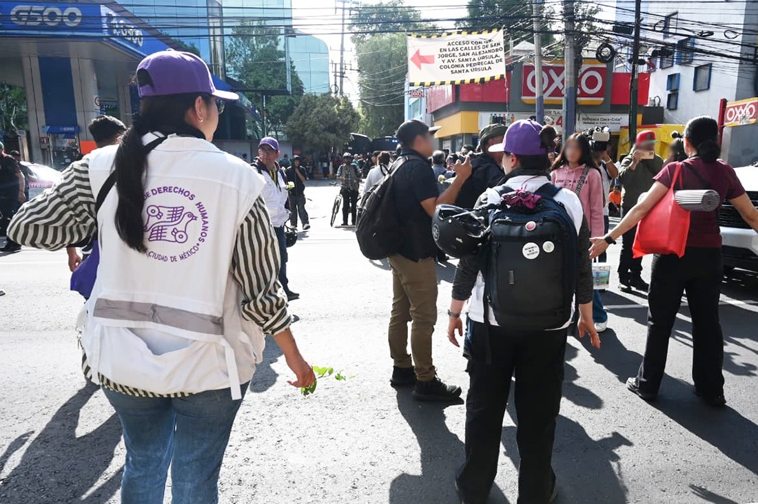 CDHCMX's tweet photo. La #CDHCM realiza observación y acompañamiento a movilización de colectivos y familiares de personas desaparecidas que se dirigen al estadio "Ciudad de México" sobre Tlalpan.

Ombudsperson capitalina, Dolores González Saravia, encabeza monitoreo. #MundialConDerechos 🕊️ https://t.co/3VMIEz5czp