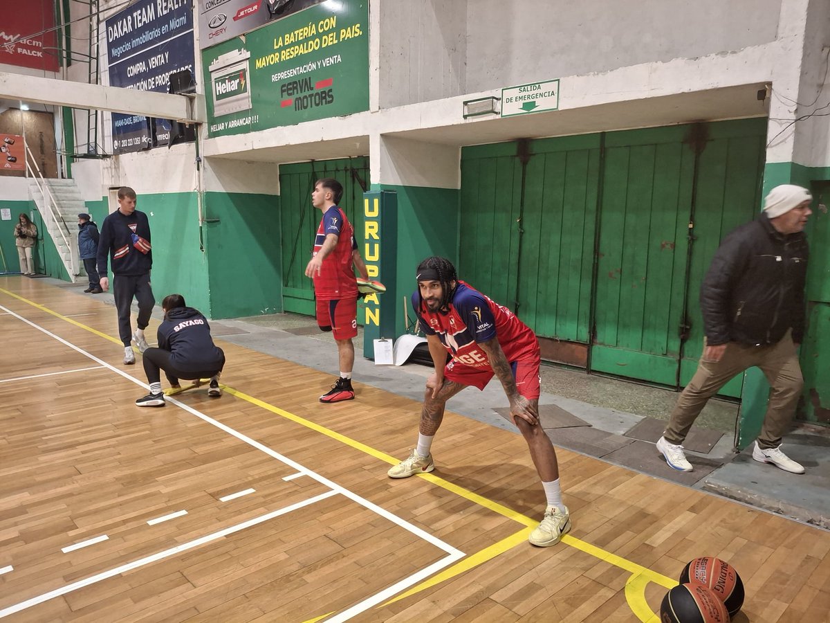 BasquetTotal's tweet photo. JUEGAN EN PANDO 

Urupan, que viene con altibajos en el campeonato, recibe a Sayago, que tendrá por primera vez a Nicolás Lema, Santiago Calimares y Agustín Gentile. 

📝 @DanielA94840948 

#LDAxBT https://t.co/c7Jt66atkE