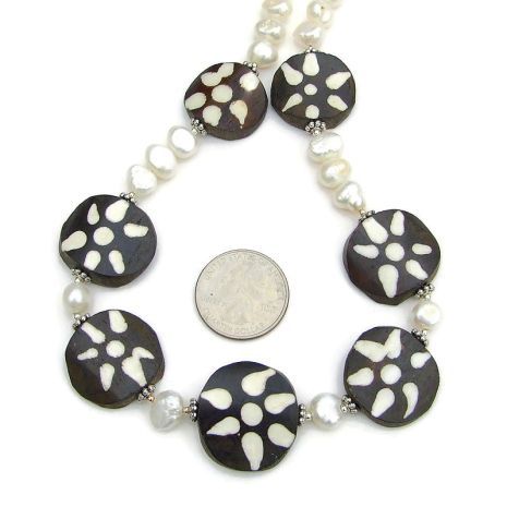ShadowDogDesign's tweet photo. New! Tribal-inspired, artisan Fair Trade dark brown &amp; white #batik bone bead #flower #necklace w/ glowing white pearls!   via @ShadowDogDesign #ShopSmall #Handmade #TribalNecklace #FlowerNecklace      https://t.co/kkIulpOlMV https://t.co/0qd8wKYYfK