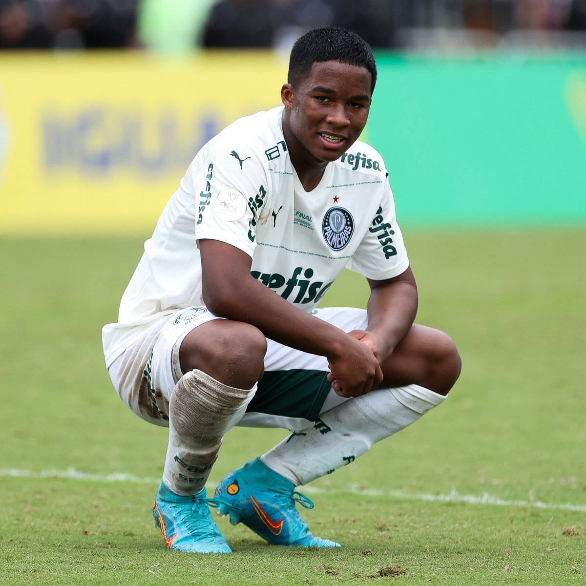 revistaseriez's tweet photo. O ciclo de quatro anos de uma Copa proporciona histórias como essa. Em 26 de junho de 2022, a final do Brasileiro Sub-17 foi entre o Vasco de Rayan e o Palmeiras de Endrick.

Em São Januário, o Cruzmaltino venceu por 4 a 2, com um gol de Rayan, enquanto Endrick fez os dois do Palmeiras - que ficou com o título no resultado agregado

Quatro anos depois, eles estão juntos na Copa do Mundo. 

Neste momento, deve ter um sub-17 em campo que 'ninguém conhece' que estará na Copa de 2030. Cíclico demais

📷 Matheus Lima/CRVG e Fábio Menotti/SEP

#SérieZnaCopa