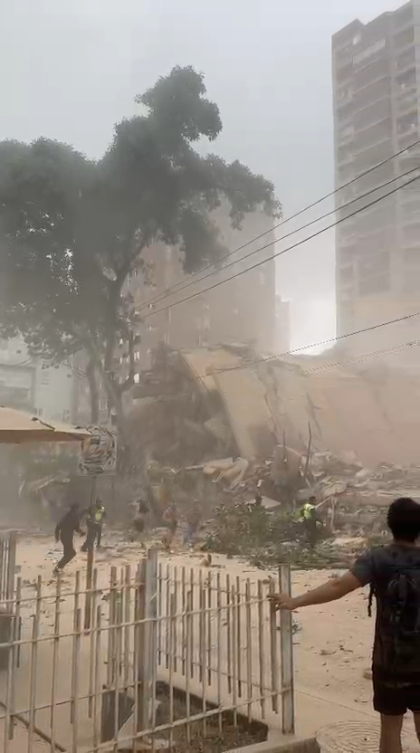 andresAzp's tweet photo. Terremoto en Caracas. Lamentablemente este edificio de Los Palos Grandes colapsó.  Al lado del Migas en Altamira, frente al hotel y la CAF
1a Av con 1a Transversal de LPG https://t.co/xcDAadiV43