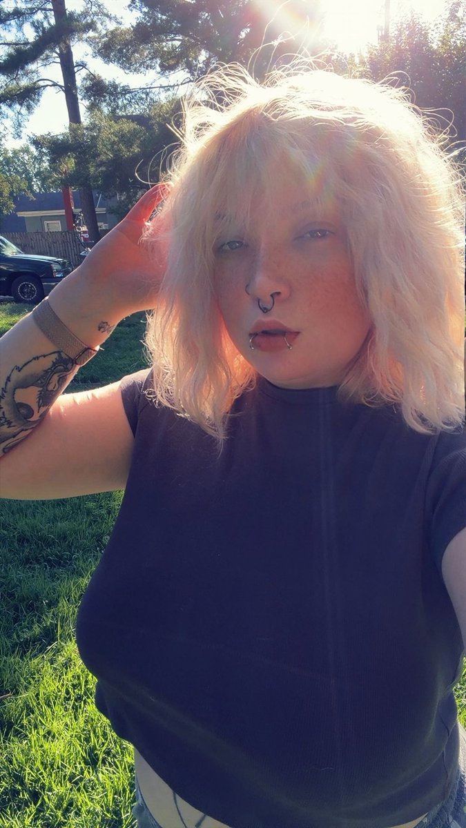 crovonia's tweet photo. Debating dying my hair or leaving it blonde 🙈 https://t.co/7i5GAzs81T