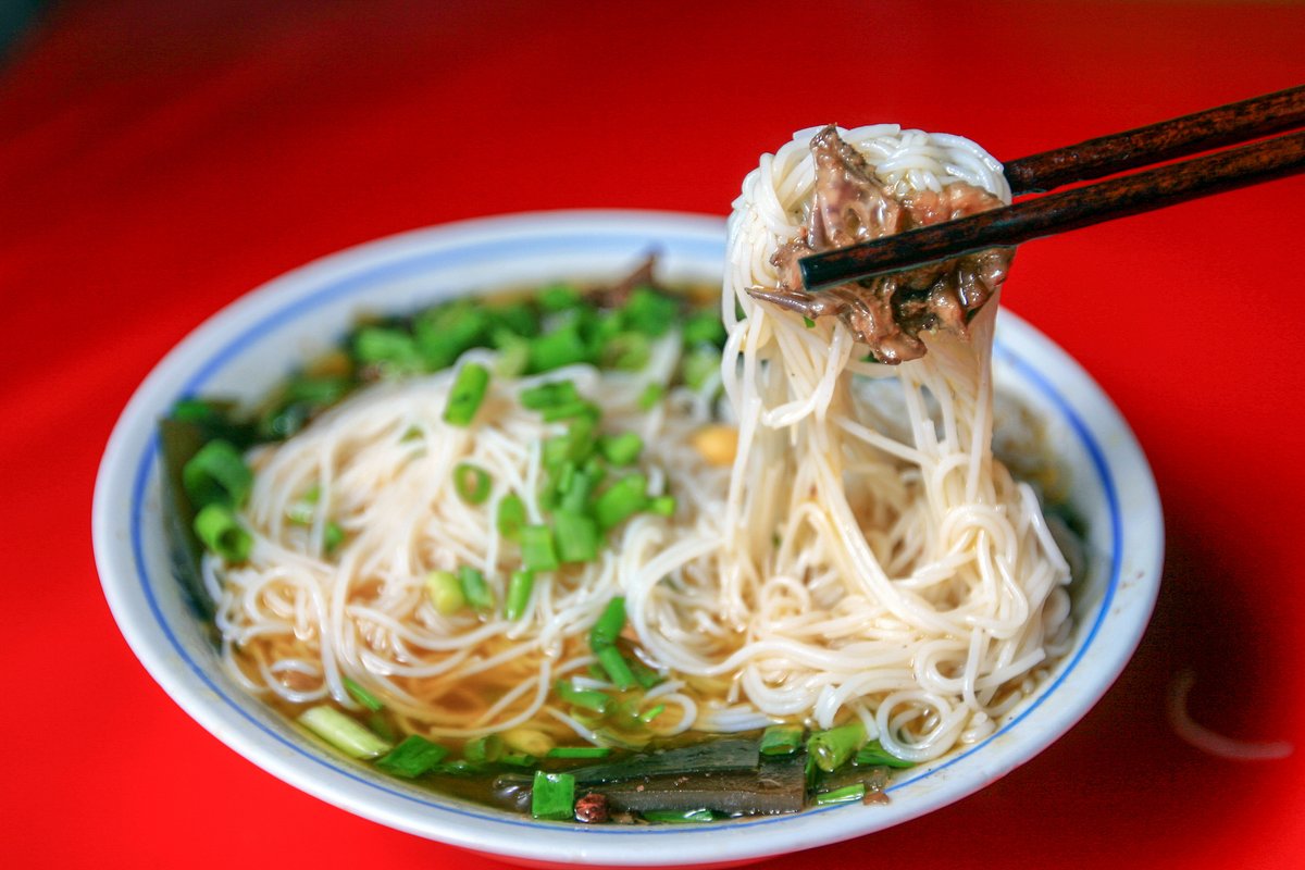 podnapalom123's tweet photo. [It’s 2AM at my tiny eatery—only the steam from hot ramen and quiet smiles on tired faces keep the night warm. 深夜的小食肆里，只有拉面的热气和疲惫脸上的淡淡笑容，温暖着整个夜。]， https://t.co/rRFeDs8oiP