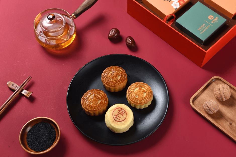 Vladisl12339201's tweet photo. Treat your taste buds this Mid-Autumn with our limited mooncake set—smooth custard fillings, crispy crusts, only for this festival! https://t.co/GAs6ZVFGsc