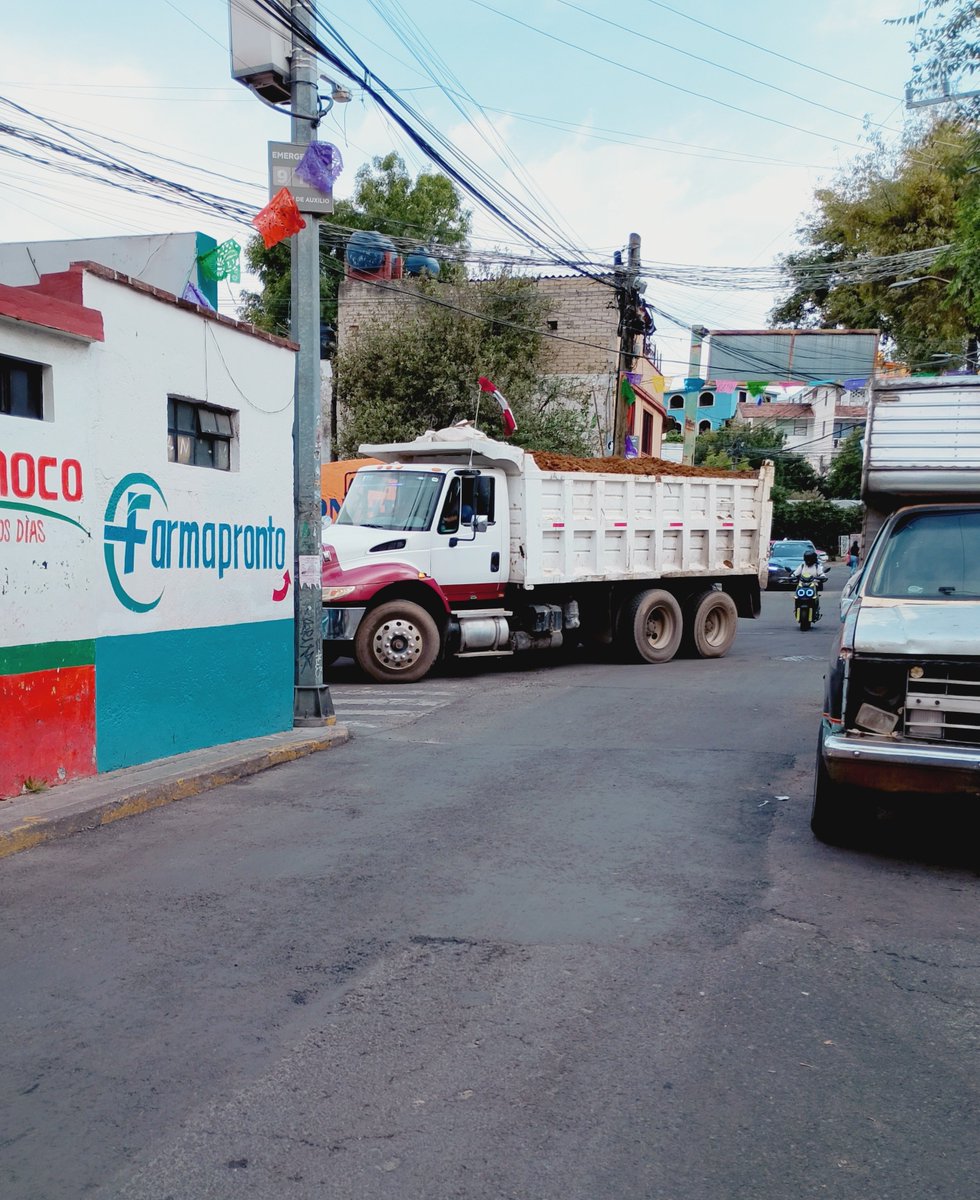 ConectandoCDMX's tweet photo. @locatel_mx @ALaMagdalenaC @GobCDMX @SOBSECDMX @CesacContreras #DenunciaCiudadana
Más evidencia de los camiones q trasladan tierra de los campos de Oyamel en horas pico por las obras de la #Utopia y el #Cablebus @MICablebusCDMX @SOBSECDMX @ALaMagdalenaC @locatel_mx 
Se responsabiliza a las autoridades por su negligencia y colapso de vialidad https://t.co/UG4hmggn3o