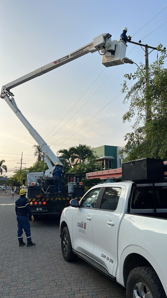 CNEL_EP's tweet photo. ✅ GUAYAS

Técnicos de #CNELEP realizaron el reemplazo de un poste y la reparación de líneas de media tensión en la urbanización Altos del Río, parroquia La Aurora, luego de que una falla en un componente eléctrico provocara su colapso y la caída de las redes de distribución.

Como parte de la intervención, se instaló nueva infraestructura y se ejecutaron las maniobras necesarias para restablecer el servicio de forma segura en la zona.