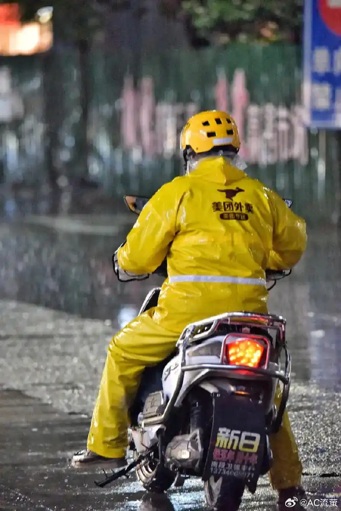 Httpppps's tweet photo. When my bike chain broke on a rainy street, a stranger stopped to help fix it for 15 mins—no extra words, just a warm, dry hand and a big smile. Small kindnesses stick with you. https://t.co/DFwjG8mhcY