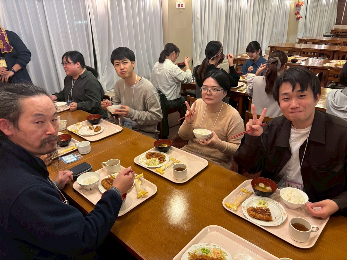 Hibiki_circle's tweet photo. ───────────────
 第10回富山金沢合同アカペラ合宿
  　        💚PLAY BACK🩷
         　　 　夕食　編
───────────────
中間発表の後は夕食時間です🍚✨
給食スタイルになっていて、栄養バランスも良いです😍
好きな席に座り、各テーブルで話が盛り上がりました😆 https://t.co/aUlmj2nocT