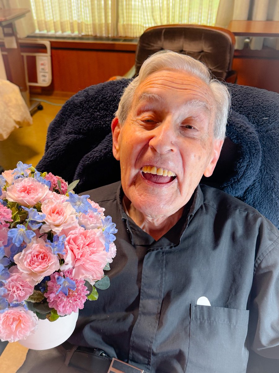 hiroshisj's tweet photo. 今日、めでたく100歳の誕生日を迎えたルイス・カンガス神父様。山口教会を始め、祇園教会、聖イグナチオ教会など、全国各地の教会の信者さんたちから届いたお祝いの手紙や贈り物、花たばなどに囲まれて、朝から元気いっぱいです😇 https://t.co/nuTlq19p1L