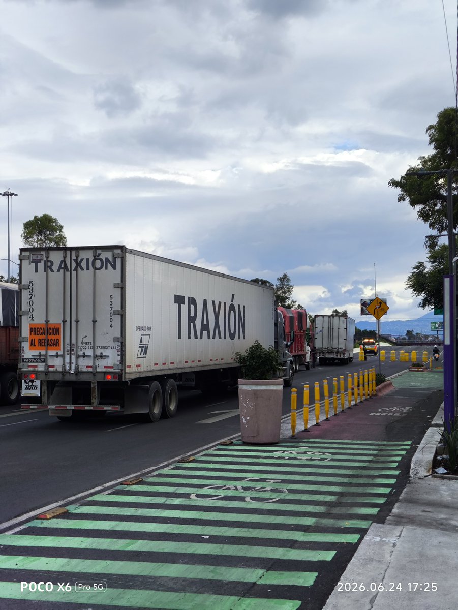 GigiNavaM's tweet photo. Paso bloqueado en #tlalpan a la altura de #ermita #linea12 rumbo al #estadiodeméxico https://t.co/pLmkgLM6pn