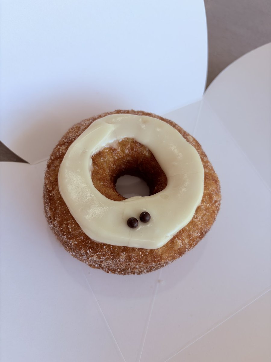KAZAMI_Pro's tweet photo. Caesars PalaceのDOMINIQUE ANSEL BAKERYで念願のCRONUTをゲットしたよん https://t.co/l4hI4KEkvk