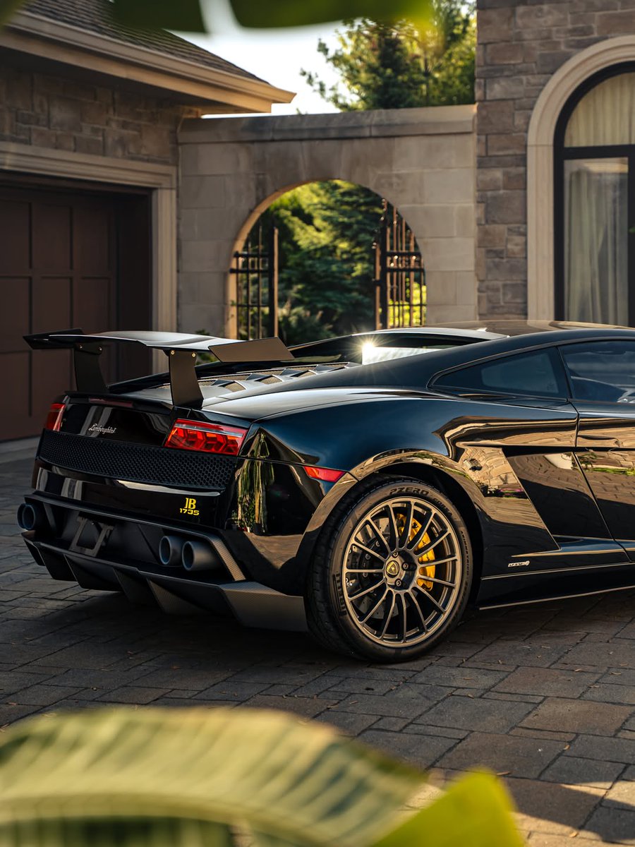 retro_shiftt's tweet photo. The last of the raw, analog supercars? Is the Gallardo Superleggera the best V10 ever made? https://t.co/ZmrNccFHht
