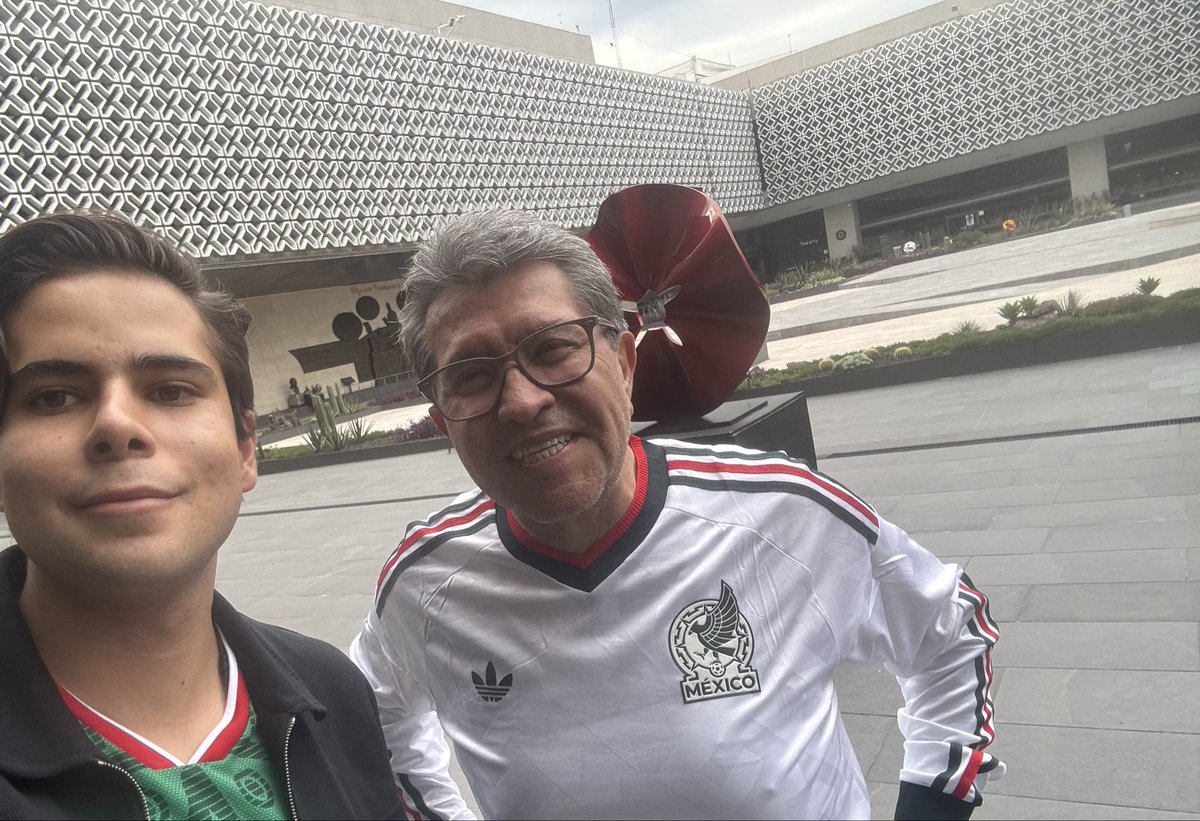 emilianorojasg's tweet photo. Alcaldesa, yo no me escondo. Sí, trabajo con Ricardo Monreal y no tengo problema en decirlo.

De hecho, en este momento estamos viendo el partido en la Cámara de Diputados, no usando dinero de los contribuyentes para pagar boletos de partidos o conciertos. @AlessandraRdlv 

Si a usted le gusta usar diminutivos, es muy su estilo. Yo no la voy a insultar ni a ofender; como vecino señaló y exigo que se transparente la corrupción de su gobierno.

Como no puede explicar la campaña anticipada, el uso de recursos públicos ni los señalamientos sobre la violencia cometida por integrantes de su familia, opta por descalificar a quienes la cuestionan.

Los ataques personales no sustituyen la rendición de cuentas.