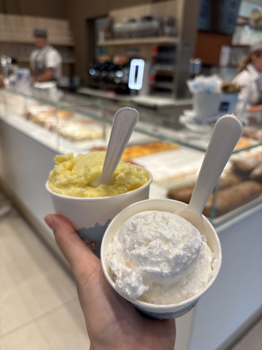 p___et's tweet photo. 料理のことを聞きすぎてシェフというあだ名をつけられた

わかんない、おいしすぎて
頭抱える
レモンシャーベット
おっと、失礼、ここはイタリアでした
リモーネでした…っと…失敬失敬

グラｧーッツェ😣🖖👩‍❤️‍💋‍👩🫯💛✨️ https://t.co/NNg01Lyh9F
