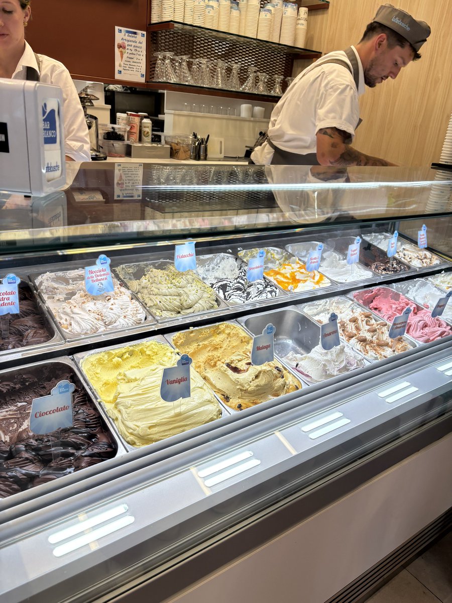 p___et's tweet photo. 料理のことを聞きすぎてシェフというあだ名をつけられた

わかんない、おいしすぎて
頭抱える
レモンシャーベット
おっと、失礼、ここはイタリアでした
リモーネでした…っと…失敬失敬

グラｧーッツェ😣🖖👩‍❤️‍💋‍👩🫯💛✨️ https://t.co/NNg01Lyh9F