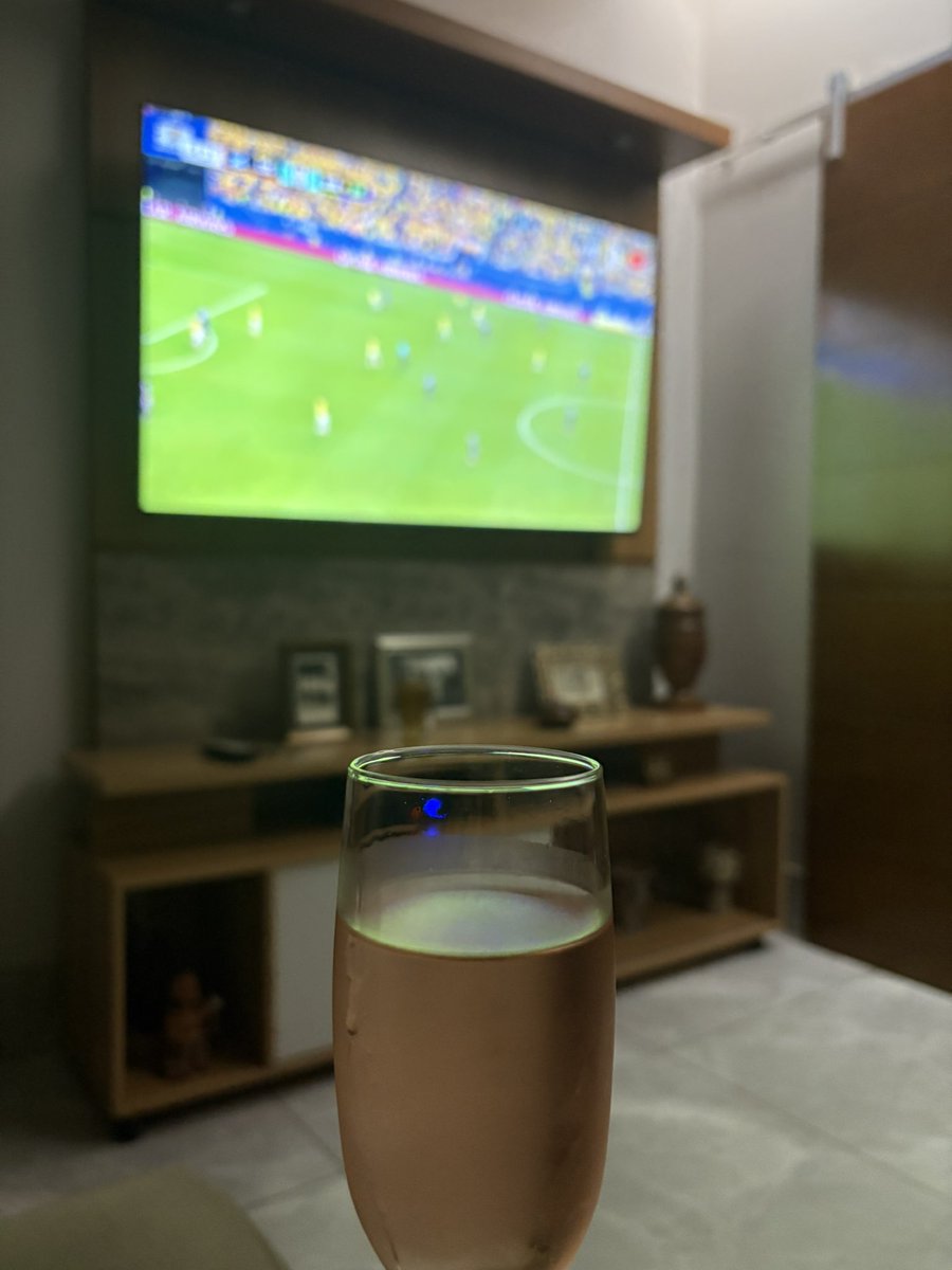 Gymkittyn's tweet photo. Tomando um vinho do bom em homenagem a ele hoje… https://t.co/yRUkAGz4aM