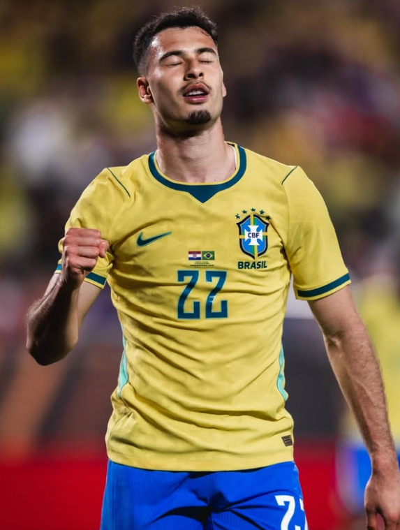 sitepopmais's tweet photo. ATENÇÃO! 🇧🇷🇧🇷Twink Gabriel Martinelli em campo! https://t.co/DEAe7ZseVx