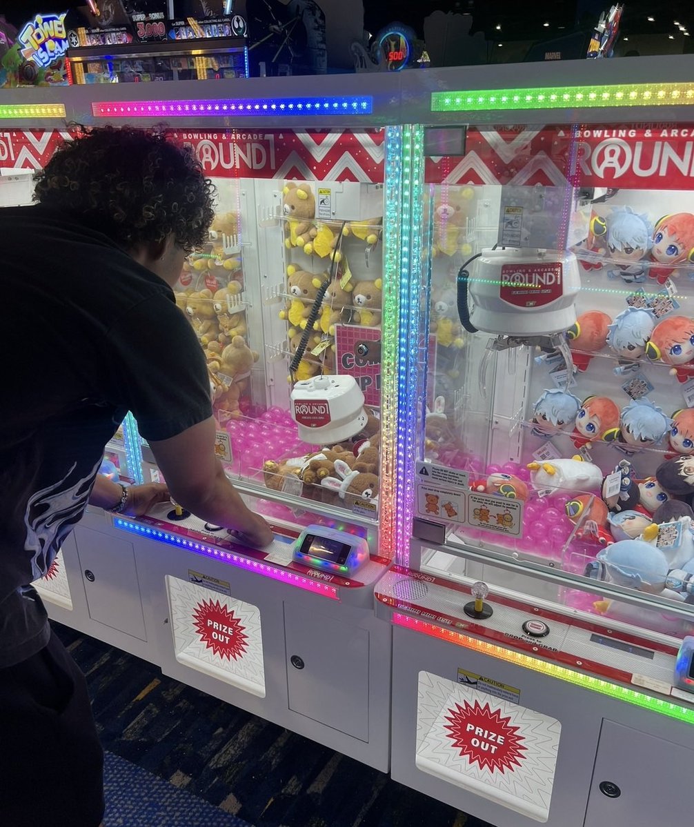 Chattylib_'s tweet photo. at the claw machine https://t.co/Cq1iUYRM7s