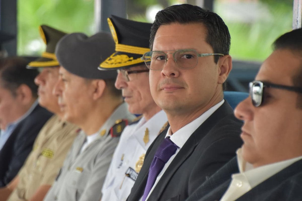 CTEcuador's tweet photo. Ceremonia de Cambio de Palas de la Promoción 46 en la EFOT, un acto que refleja disciplina y vocación de servicio. 🫡🇪🇨
Con la presencia del Ab. Gonzalo Ortega, Director Ejecutivo de la CTE, el Comandante General Raúl Flores y autoridades.
#GobiernodelEcuador https://t.co/i2aJaDYlaK