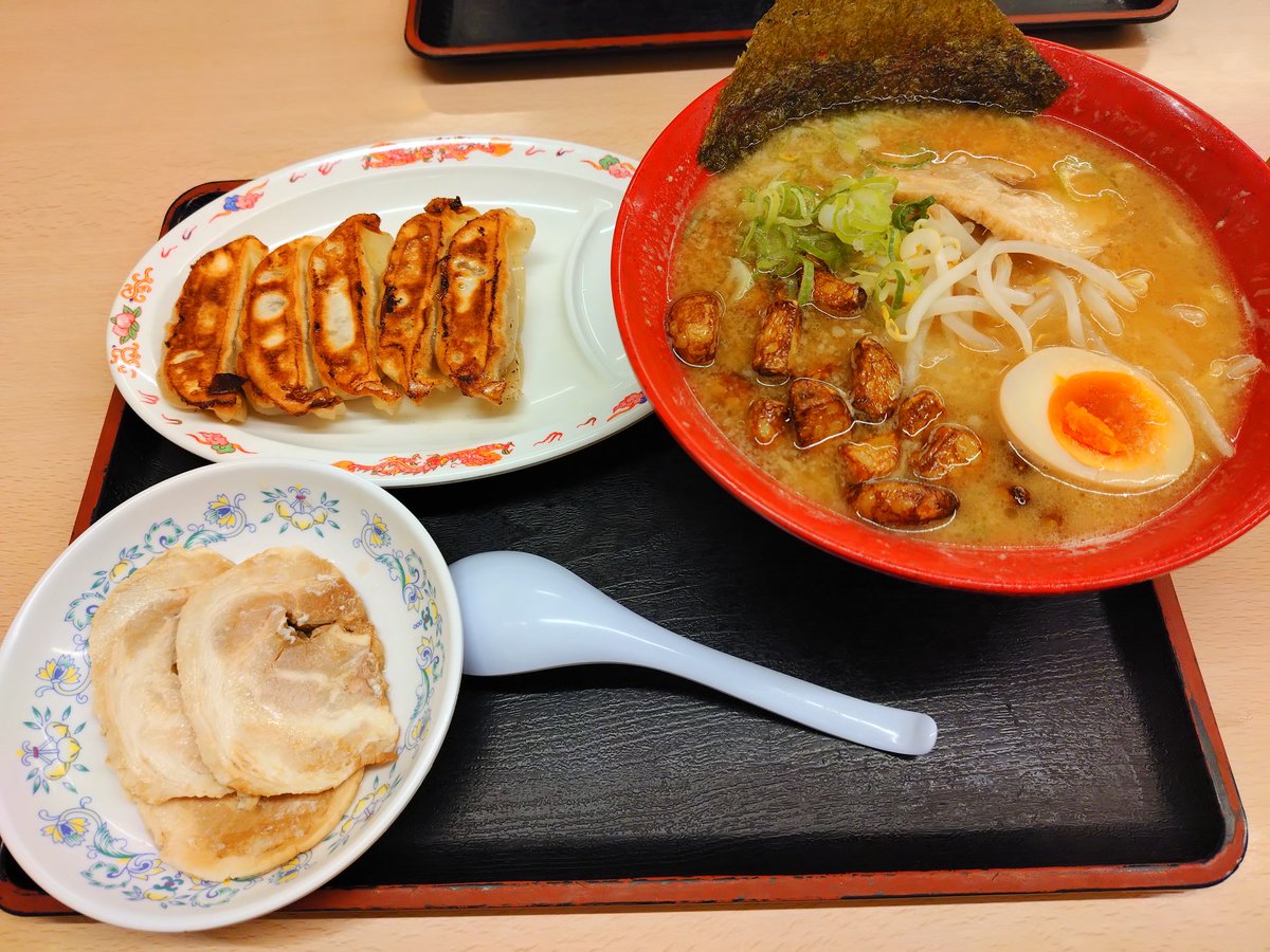 mikazuki_Hello's tweet photo. ラーメンチャンス！
致死量のニンニクを食らい身体が虹色に光始めた https://t.co/4Rl0kN0mTB
