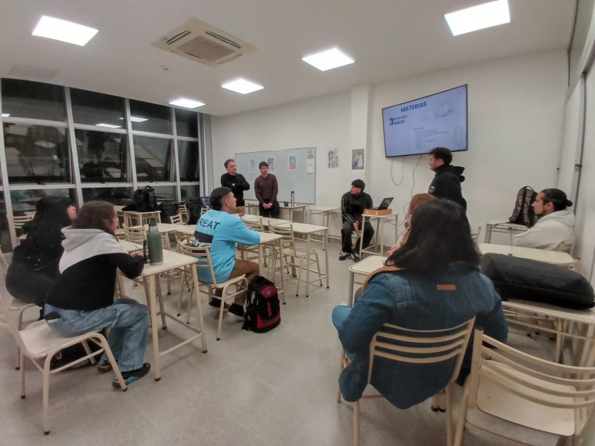 GonzaStanco's tweet photo. Jornada Escuelas Abiertas, presentación de la carrera de PERIODISMO DEPORTIVO en @instituto12ok. ⚽🎙️📻

¡No dejen de inscribirse! ✍️ https://t.co/o4TL4tR8gz