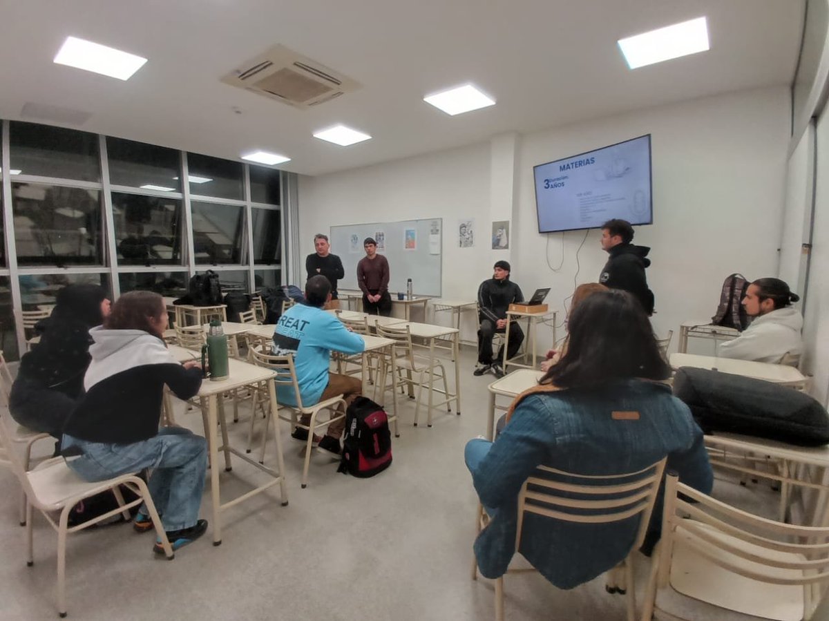 GonzaStanco's tweet photo. Jornada Escuelas Abiertas, presentación de la carrera de PERIODISMO DEPORTIVO en @instituto12ok. ⚽🎙️📻

¡No dejen de inscribirse! ✍️ https://t.co/o4TL4tR8gz