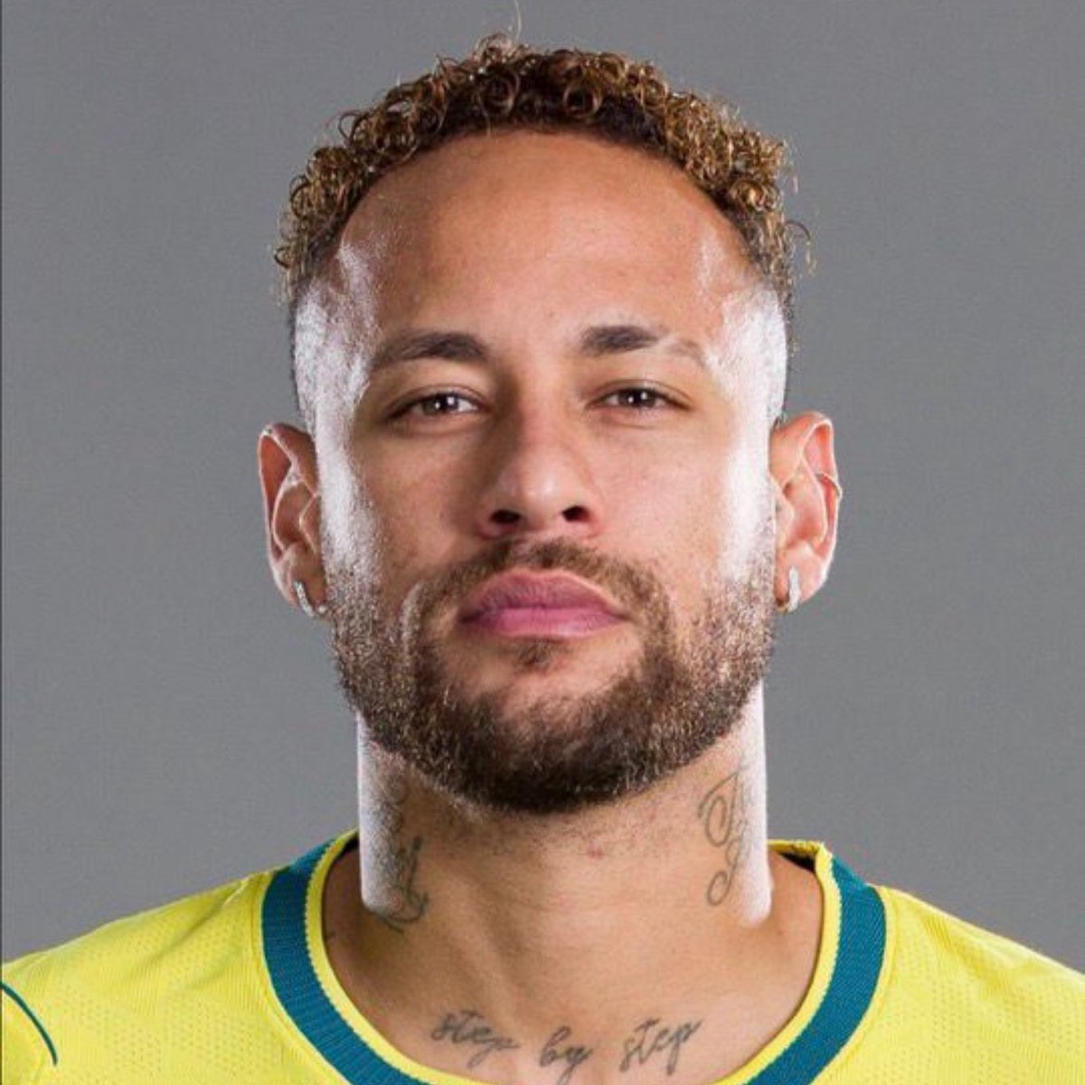 poponze's tweet photo. NEYMAR ESTÁ ENTRANDO NO CAMPO APÓS MIL DIAS SEM JOGAR PELA SELEÇÃO BRASILEIRA. https://t.co/N0KTenmW7B