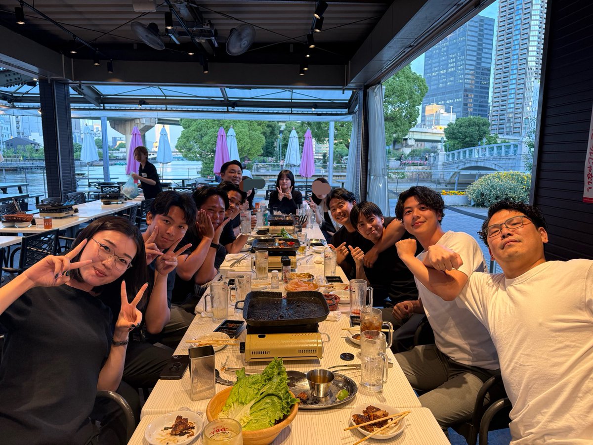 sugimoto_COLOR's tweet photo. ある経営コンサルでは社員と飲みに行くな。とあるけど僕は全く真逆の事をしてる。
会社の数だけ経営の流儀がある。
他人の意見より、まずは自分が信じた道を貫いて、結果で語ればそれが正解になる。
圧倒的に幸せになって欲しいから、大切な人には大切な時間を惜しまず使う。
それが自分のスタイル。 https://t.co/iWQJFOusJs