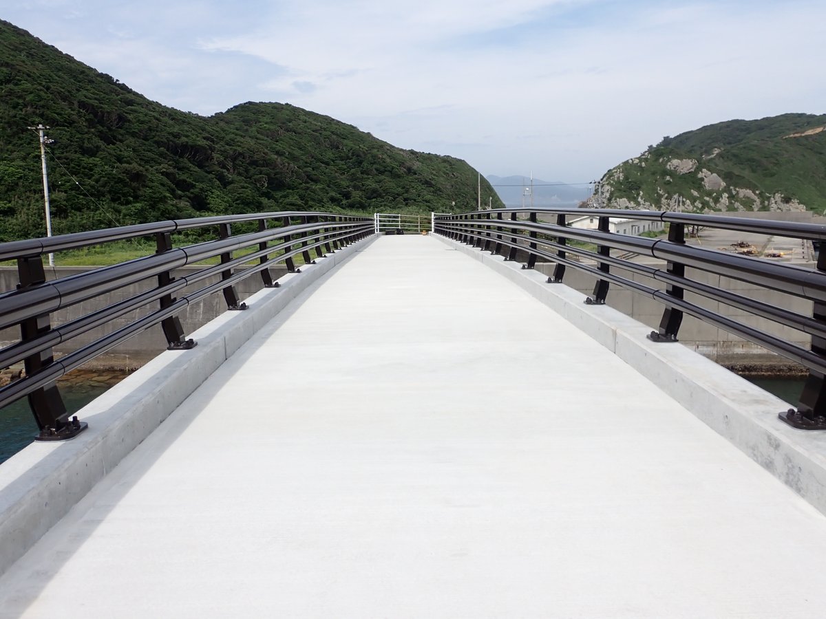 KANBOULab's tweet photo. 環境防災
島しょ部の橋梁（ポステンPC桁橋）
架け替え設計事例
⇒上部工切断撤去（ワイヤーソウ、クレーン船）
⇒下部工補強補修（コンクリートプラント）
⇒上部工架設（クレーン船） https://t.co/wBOJCauHzw