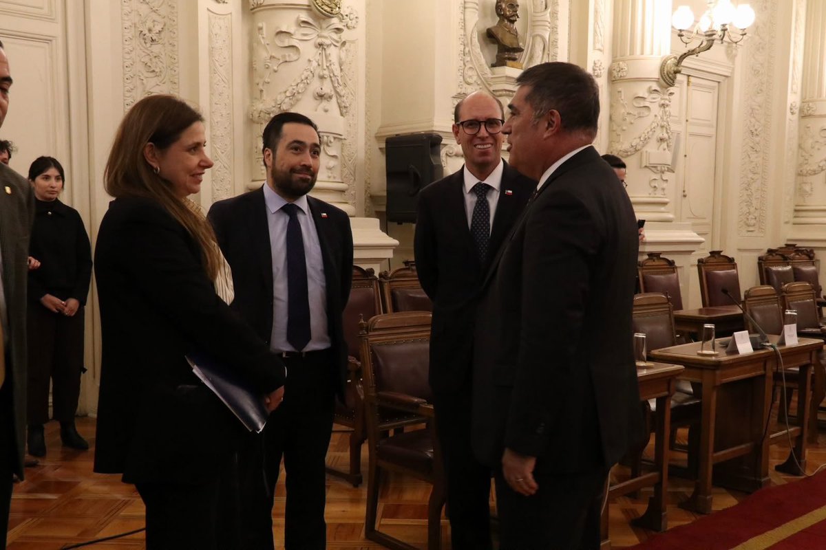 martinarrau's tweet photo. Nos reunimos con el alcalde Mario Desbordes para ponernos a disposición, por encargo del Presidente José Antonio Kast, en la tarea de seguir recuperando espacios, orden y seguridad en la capital nacional.

Valoramos el trabajo que se ha venido realizando en Santiago y creemos que, cuando existe voluntad, coordinación y decisión, es posible avanzar en soluciones concretas para devolver tranquilidad a vecinos, comerciantes y familias.

La seguridad se construye con presencia, colaboración y sentido de urgencia. En eso vamos a seguir trabajando.