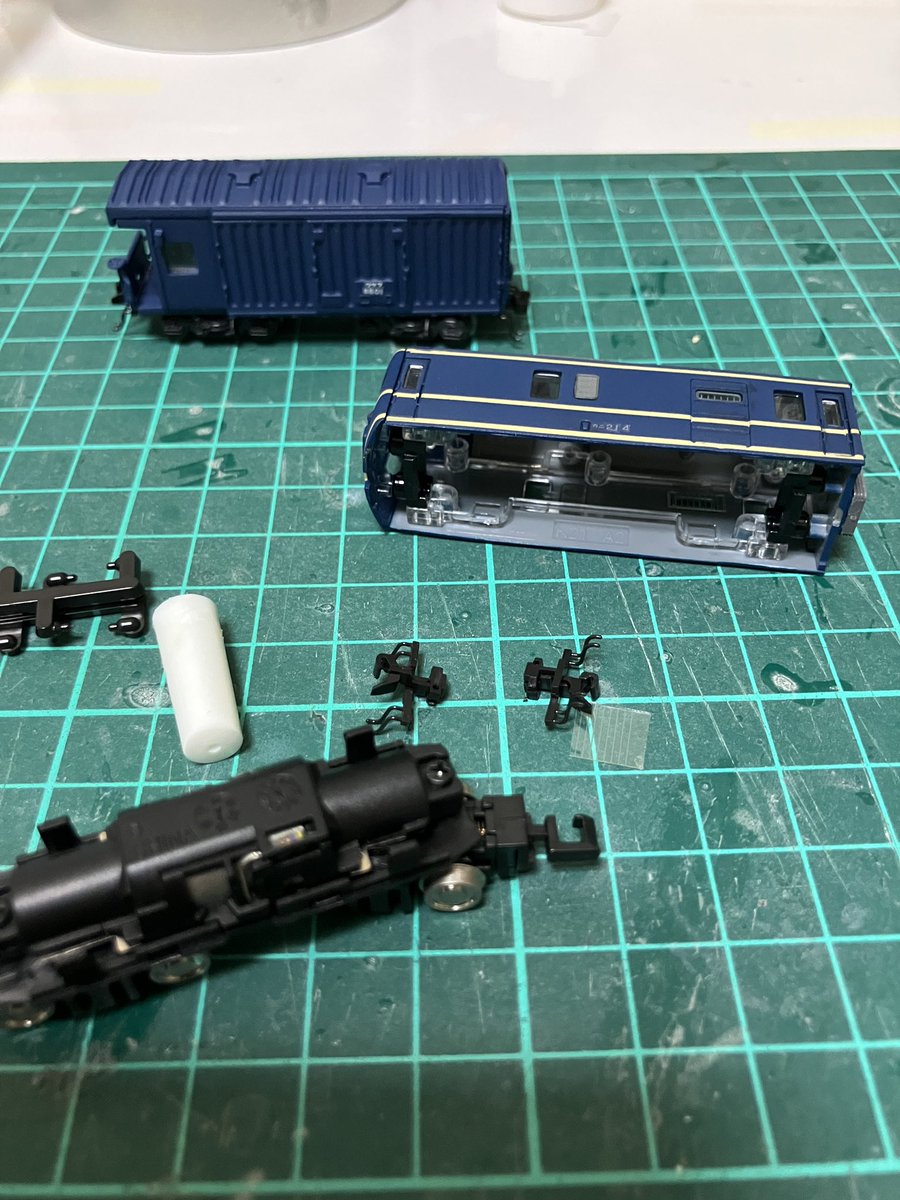 JNR_P_F_Train's tweet photo. 組立

ワサフはBトレの構造を活かして、改造Bトレの体を成しているのがお気に入り
TR203台車は、前の持ち主がBトレに適合改造させてコキフに履かせてたのでそれを流用

20系は便所窓を白塗りしたり、ヤスって磨りガラスを表現
連結器交換や幌の取付もしてるからなのか、3時間半かかりました…

#Bトレ https://t.co/9SERCwVDlI