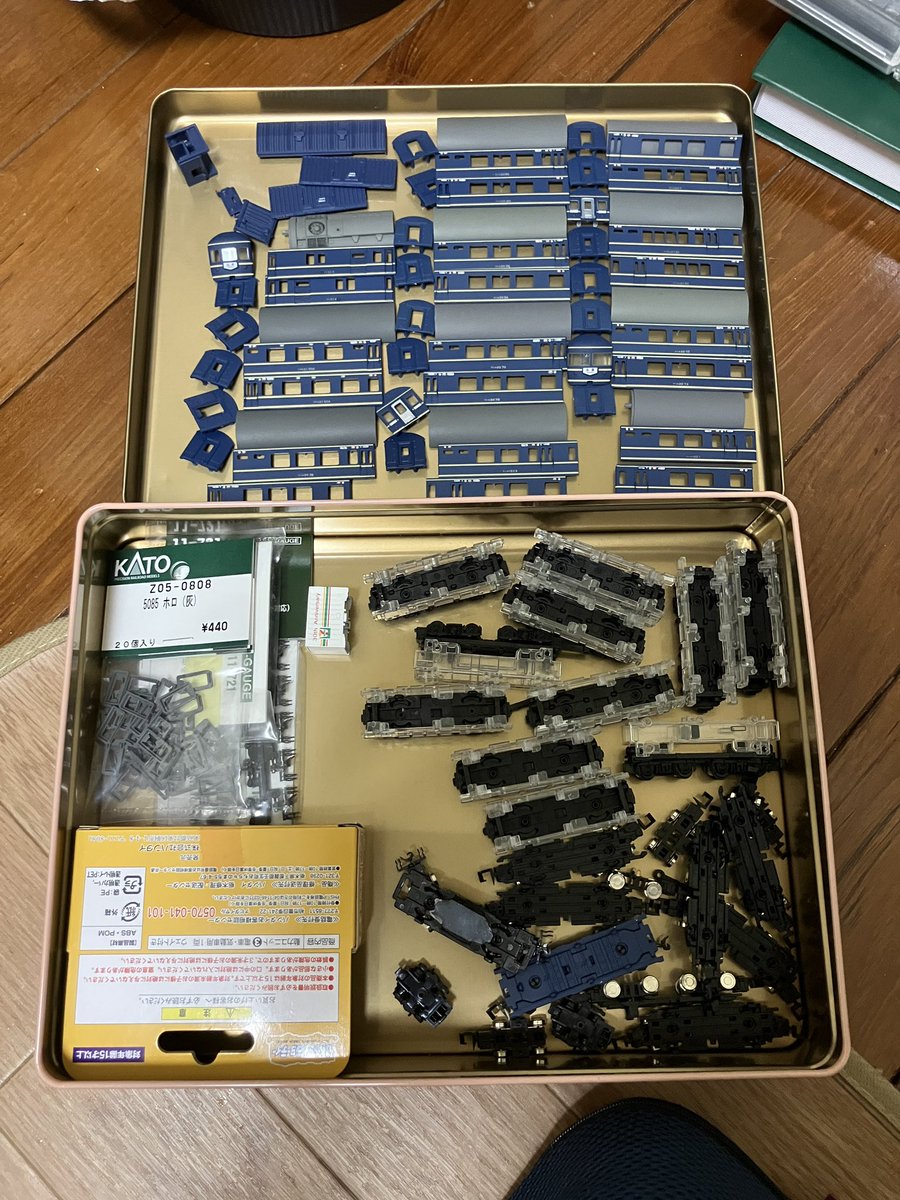 JNR_P_F_Train's tweet photo. 組立

ワサフはBトレの構造を活かして、改造Bトレの体を成しているのがお気に入り
TR203台車は、前の持ち主がBトレに適合改造させてコキフに履かせてたのでそれを流用

20系は便所窓を白塗りしたり、ヤスって磨りガラスを表現
連結器交換や幌の取付もしてるからなのか、3時間半かかりました…

#Bトレ https://t.co/9SERCwVDlI
