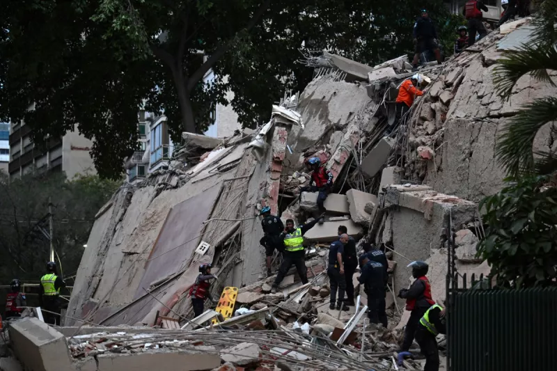 ErikaGuevaraR's tweet photo. 🇻🇪 Tras el fuerte sismo que sacudió a Venezuela hoy alrededor de las 4:05 pm, ya circulan varios videos verificados que muestran daños sustanciales, incluida la caída de edificios en Caracas, Maracay y otras localidades del país.

El gobierno permanece en silencio y sin capacidad de respuesta ante una tragedia de esta magnitud. Hoy Venezuela duele más que nunca.

La comunidad internacional deberá reforzar sus esfuerzos para brindar ayuda técnica y humanitaria en estos momentos críticos.

Toda mi solidaridad y cariño con el pueblo venezolano, siempre resiliente y solidario.