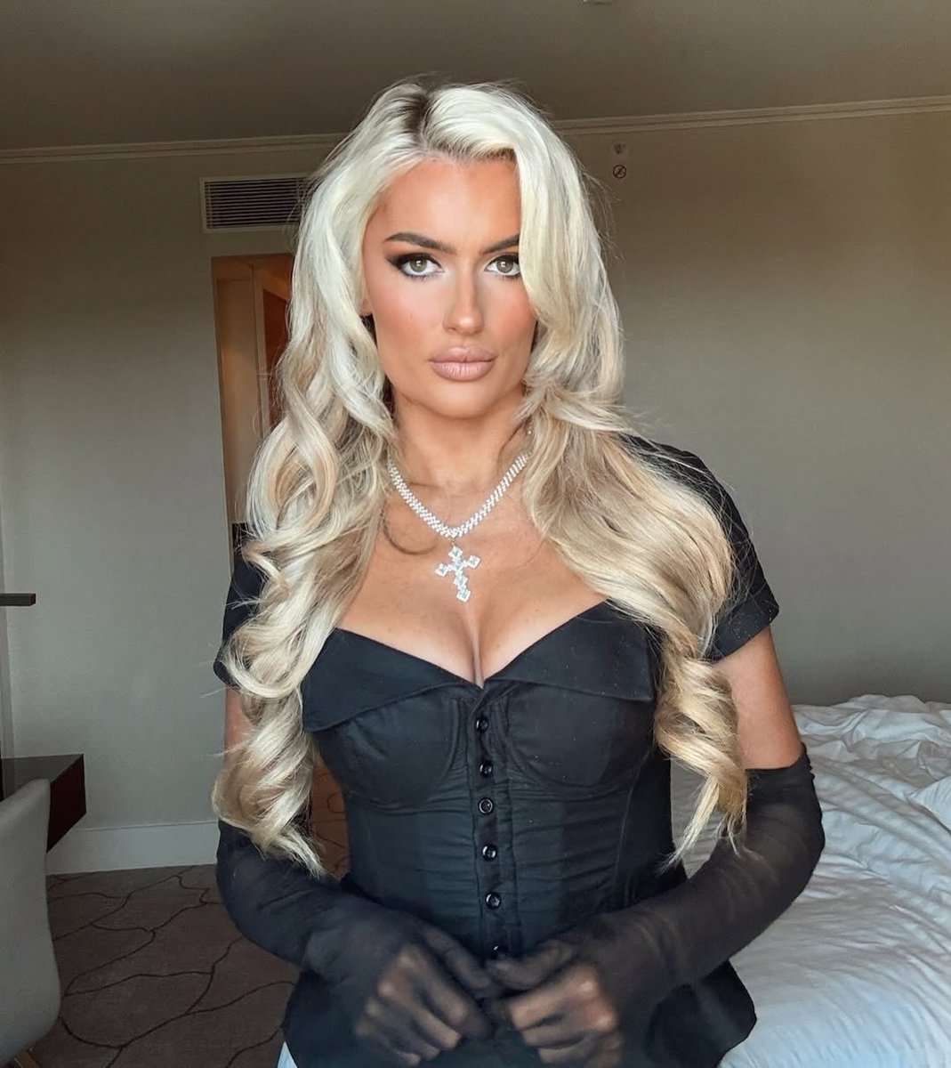 AntiWWEGooner's tweet photo. Blake Monroe 🤤 https://t.co/xLtmV8EFac