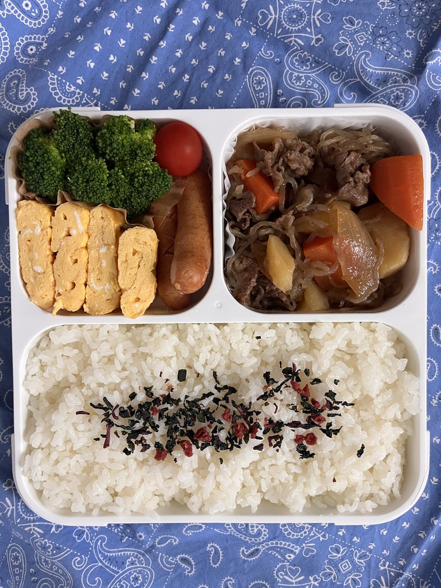 33sasame's tweet photo. 今日のお弁当
肉じゃが
たまご焼き
ブロッコリー
ウインナー
ミニトマト

#お弁当記録 https://t.co/VAllFhH7fz
