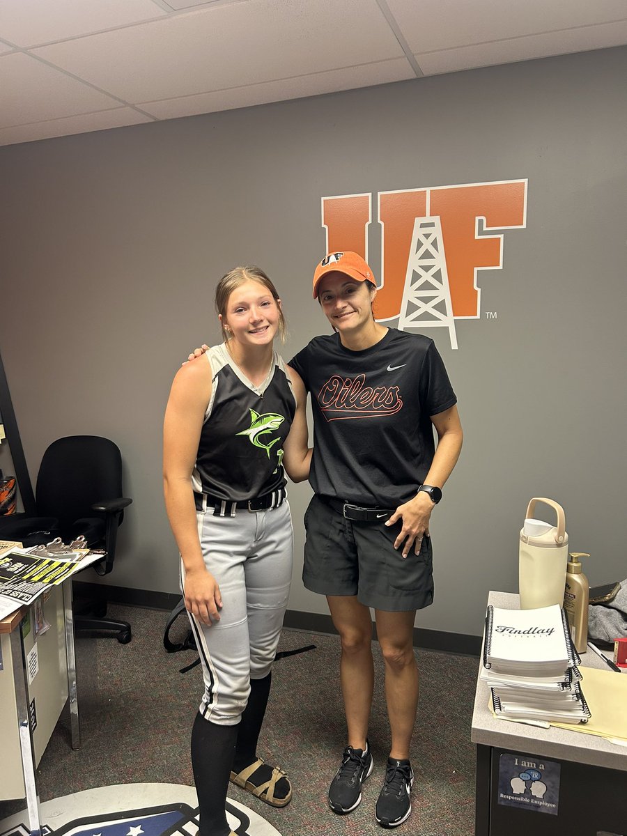 EmalynJ2027's tweet photo. I had a great time at Findlays softball prospect camp!! Thank you @DloweOilerkid and @AnnikaGels for setting up this amazing camp. I’m so grateful for this opportunity to compete infront of these coaches, also getting to be with my favorite pitcher @rylan_eagle 💚🦈 https://t.co/7AiRIaUxfW