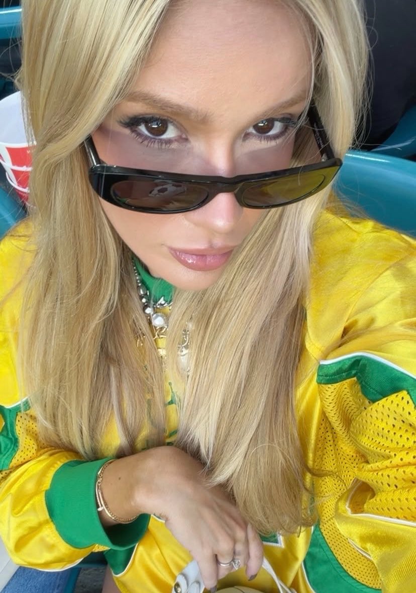 BARBMARAJ's tweet photo. KAROLINE LIMA IT GIRL DA COPA https://t.co/9vUVR0ZoIV