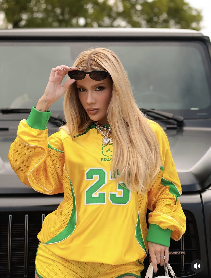 BARBMARAJ's tweet photo. KAROLINE LIMA IT GIRL DA COPA https://t.co/9vUVR0ZoIV