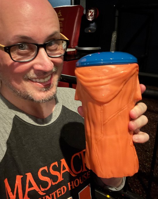Brad Jones - Absolutely came to the Supergirl screening to get the collectible AMC cup! #ThatsADick https://t.co/OlVqn7VnzB