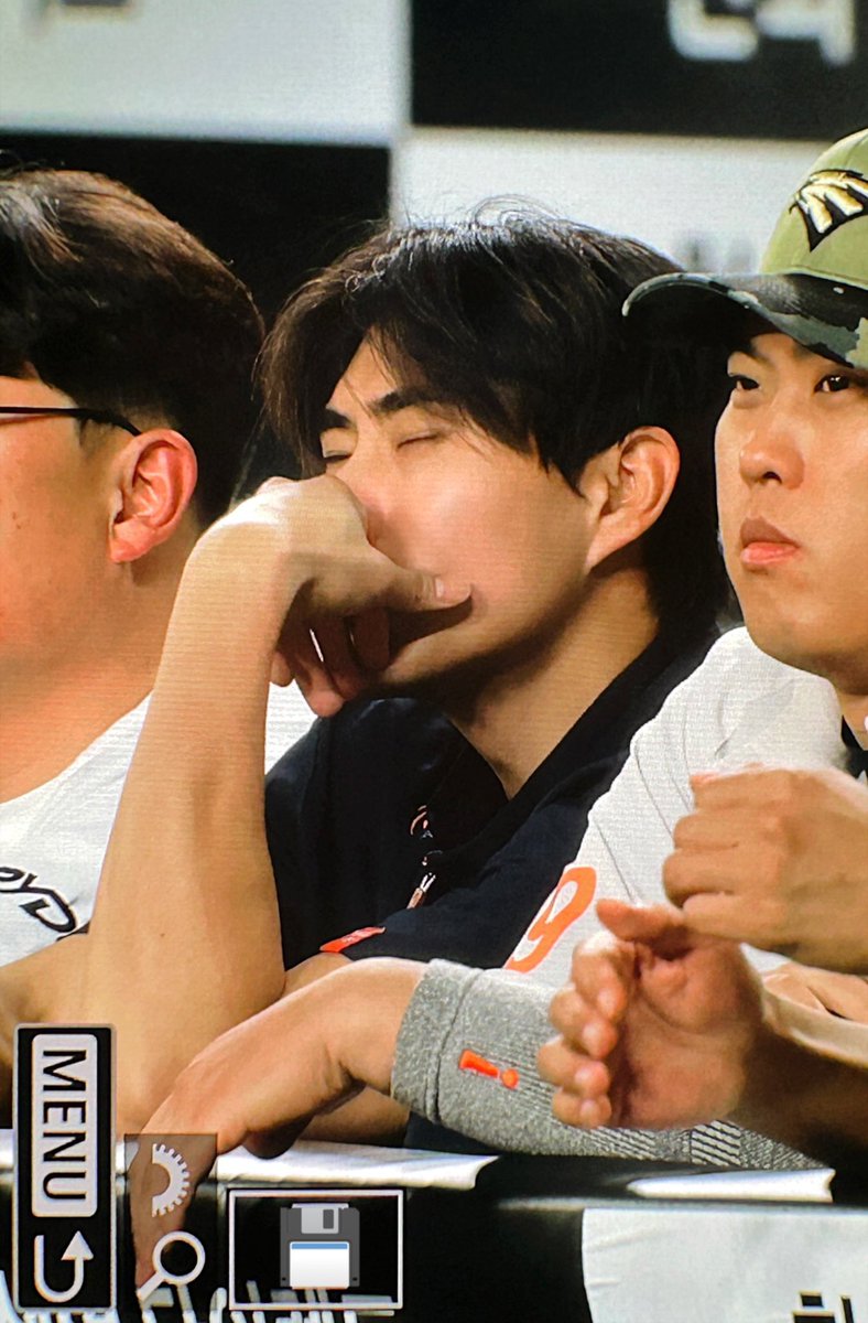hoodisim's tweet photo. 심우준을 보는데 럭키가 보여
럭키를 보는데 심우준이 보이는건가
암튼 반려견과 주인은 닮는다는 말 어쩌구 ……. https://t.co/eVIxvRdMCf