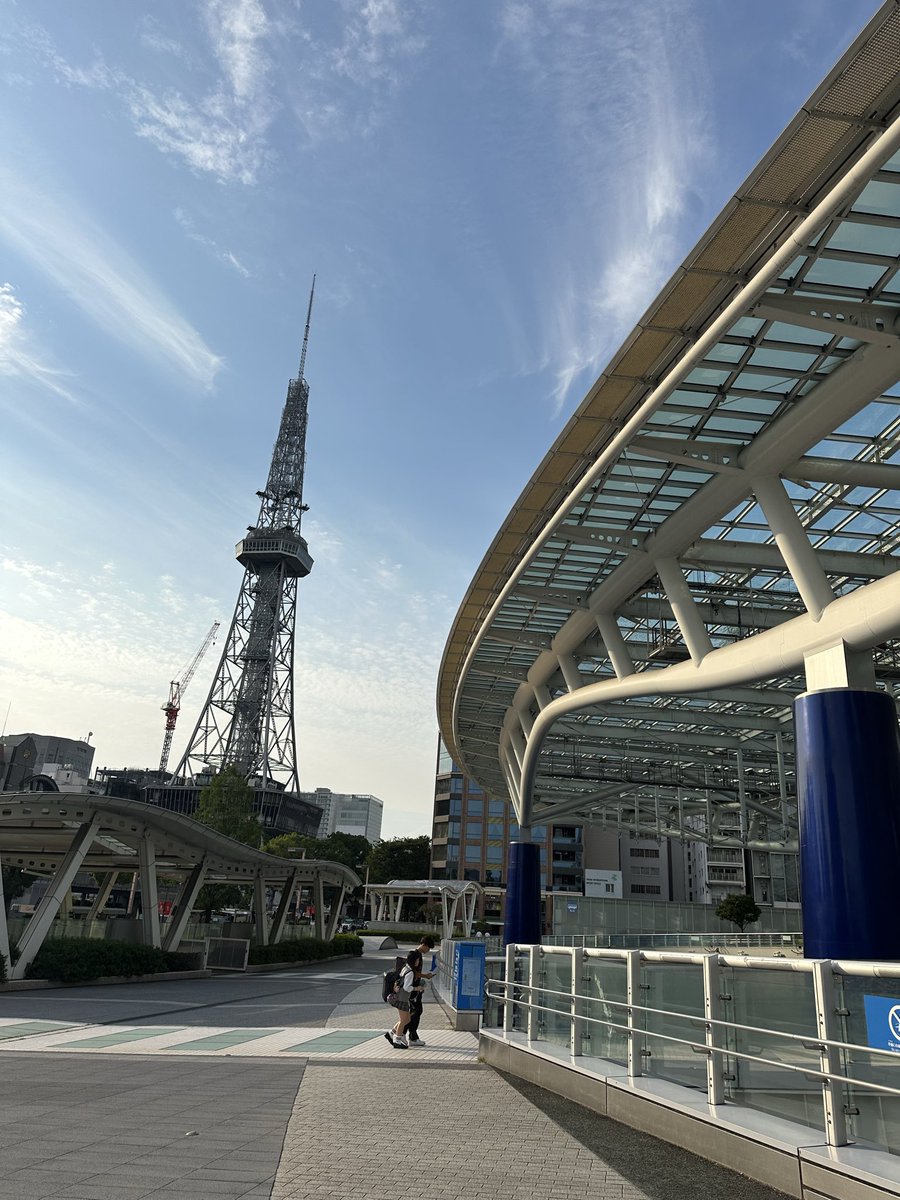 CelicaSen's tweet photo. 愛知県芸術劇場 大ホールへの行き方✨

名古屋駅から

🟡地下鉄 東山線（藤が丘方面）
↓
🟡「栄駅」で下車（2駅）

オアシス21方面へ地下街を進みます。
（雨でもほとんど濡れません☔️）

空中庭園（頭上がガラス張りになっている場所）のある青い広場に出たら、エスカレーター(またはEV)で地上へ。

そのまま左上方向へ階段を上がり、芝生のある広場を抜けると愛知芸術劇場です✨

写真① オアシス21・中部電力 MIRAI TOWER(テレビ塔)
写真② 愛知県芸術劇場
③④施設公式案内地図

名古屋公演へ来られる方の参考になれば嬉しいです😊