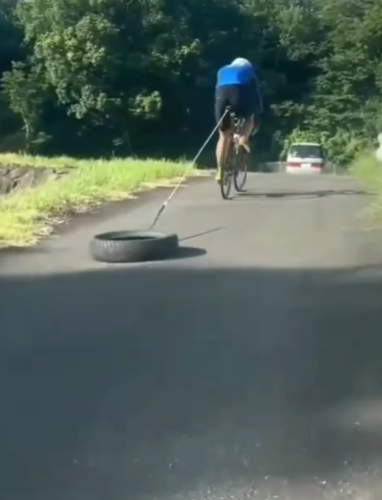 cycleactivering's tweet photo. こちらは競輪学校のタイヤ引き訓練。負荷をかけてトルクをつける訓練とされています。フォームが崩れるとガチャ踏みになったり膝を壊したりするので、フォームを整えることが大切です。 https://t.co/XHBbagE5db