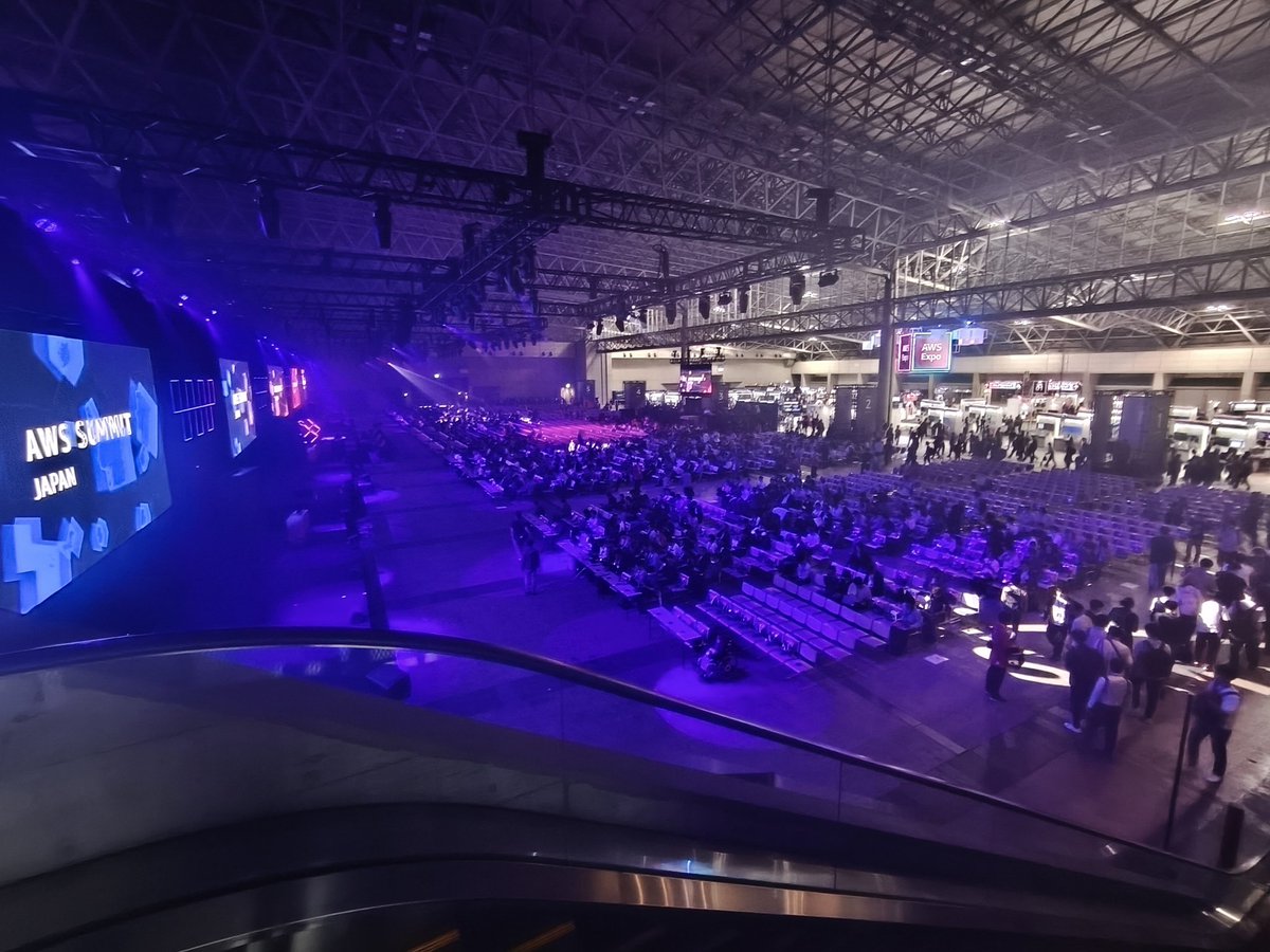 teru333's tweet photo. 中に入れました。#AWSサミット https://t.co/muNXMUAkWA