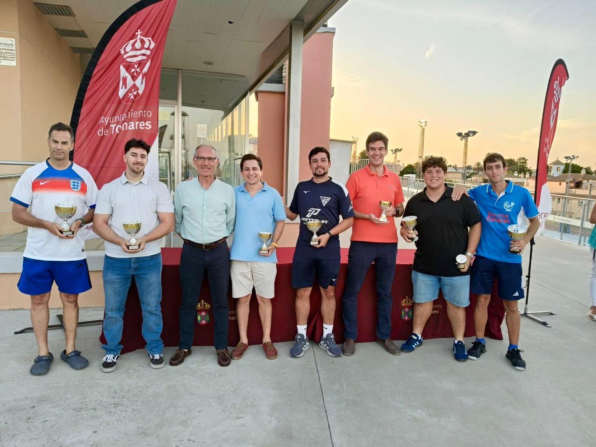 Tomares_es's tweet photo. El Ayuntamiento entrega los trofeos y premios a los ganadores de las Ligas de Pádel, Tenis y Pickeball "Ciudad de Tomares”
Enhorabuena, a los  premiados. https://t.co/WjgGrxiUSZ